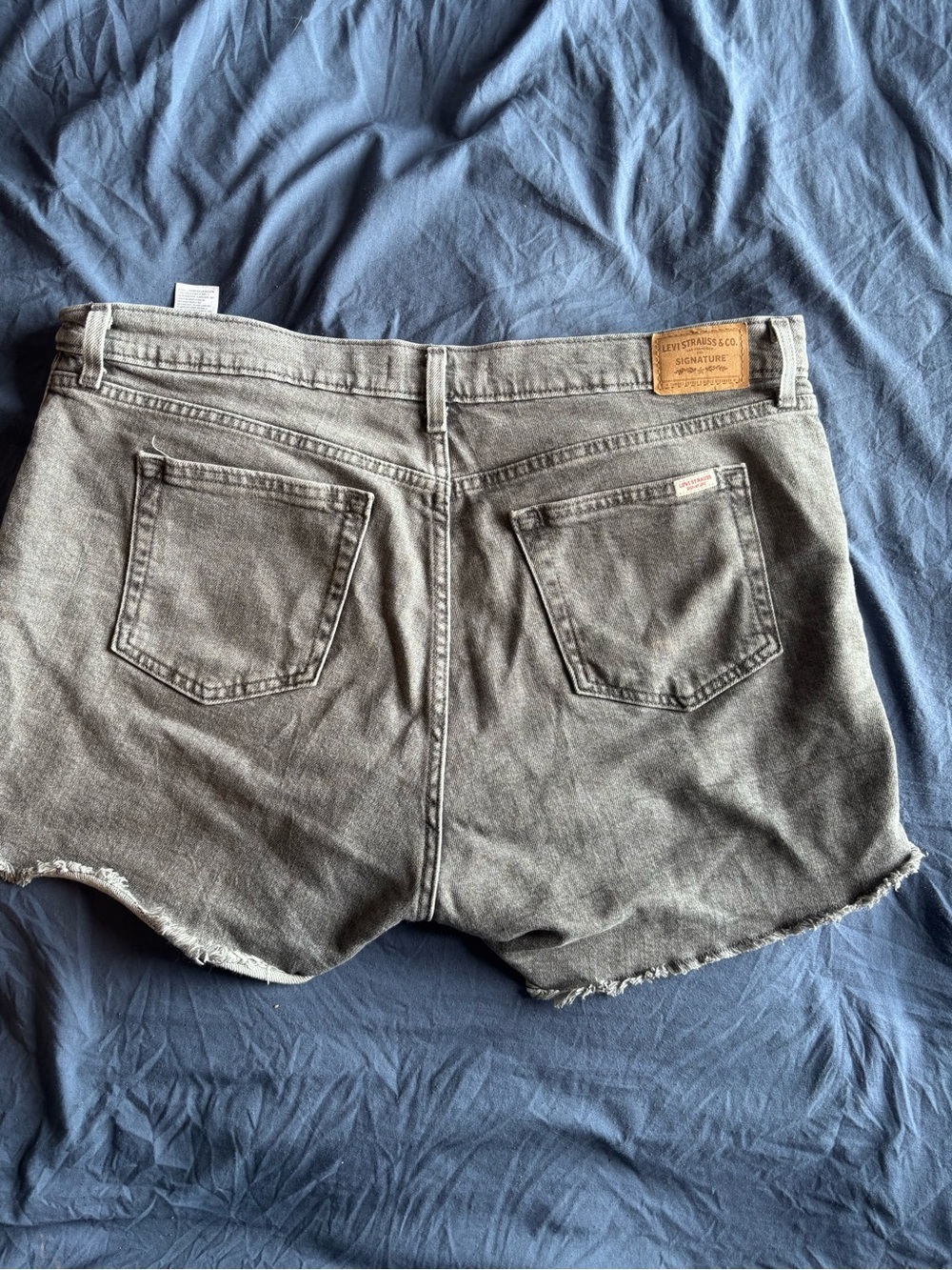 Levi's Washed Black High-Rise Jean Shorts - Picture 4 of 4